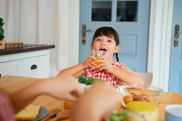 Asiático Criança Tomando Café Manhã Com Família Cozinha Casa — Fotografia de Stock