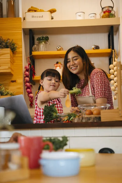 Asiático Mãe Filha Cozinhar Juntos Cozinha — Fotografia de Stock