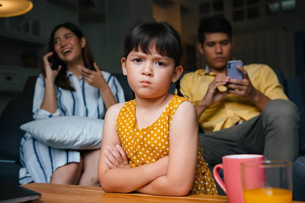 Asiatiska Lilla Flicka Ignoreras Sina Föräldrar Hemma Socialt Missbrukarproblem — Stockfoto