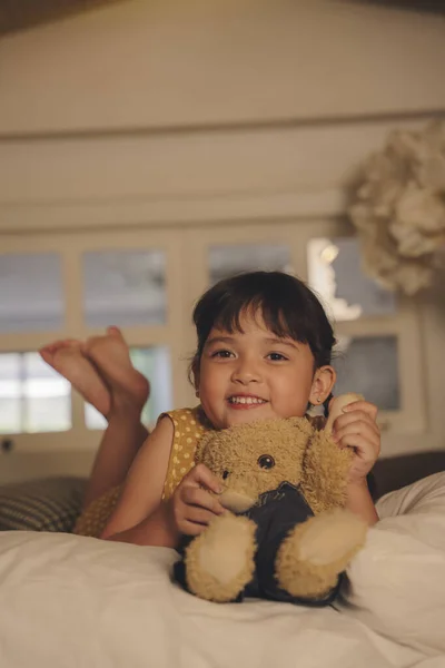 Asiatisch Klein Mädchen Legen Auf Bett Mit Teddy Bear Watching — Stockfoto