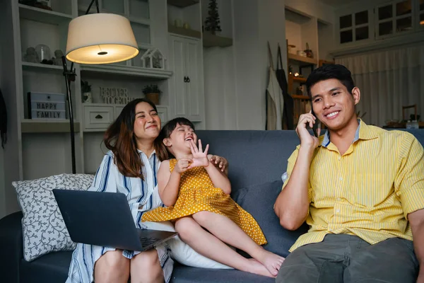 Famiglia Asiatica Soggiorno Madre Figlia Che Guardano Film Computer Portatile — Foto Stock