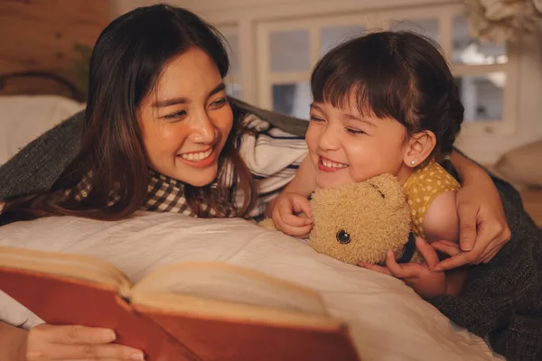 Asiática Madre Hija Leer Cama Cuento Libro Dormitorio Por Noche —  Fotos de Stock