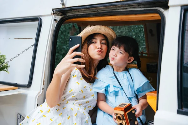 Asiatische Mutter Und Kind Machen Selfie Mit Smartphone Auto Nach — Stockfoto