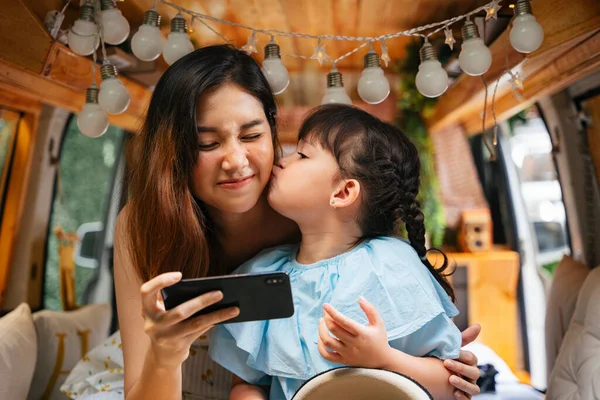 Kind Küsst Mutter Beim Selfie Mit Smartphone Wohnmobil — Stockfoto