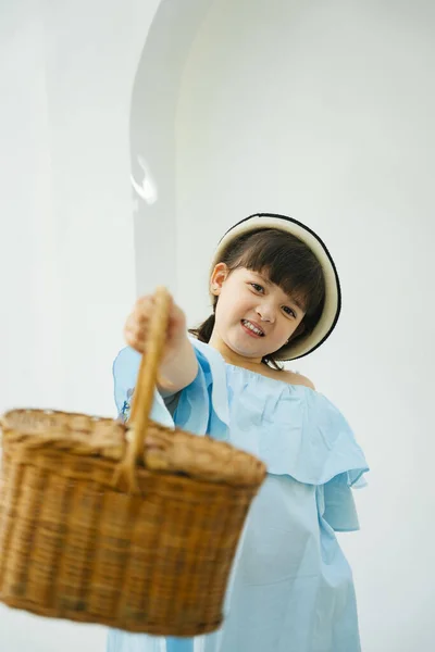 Retrato Niño Asiático Vestido Azul Claro Sosteniendo Cesta Madera Sobre —  Fotos de Stock