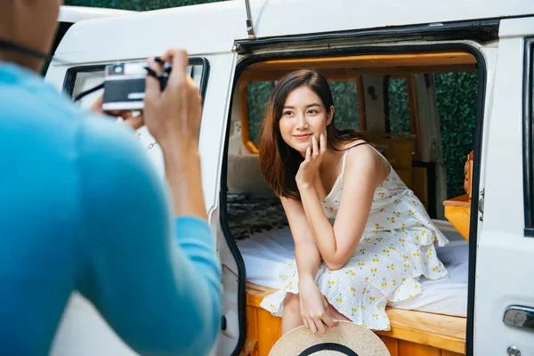 アジアのカップルのレクリエーション車の中で 車の横に立って写真を撮る — ストック写真