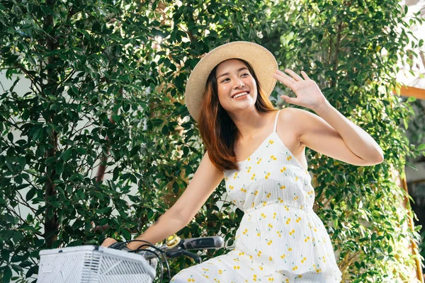 Bela Ásia Mulher Desgaste Chapéu Branco Vestido Equitação Bicicleta Parque — Fotografia de Stock