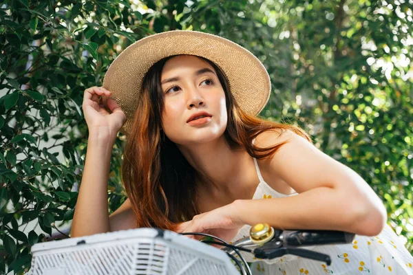 Close Retrato Bela Mulher Asiática Usar Chapéu Bicicleta Parque — Fotografia de Stock