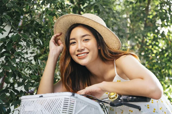 Güzel Asyalı Kadının Yakın Portresi Parkta Bisiklete Binerken Şapka Takıyor — Stok fotoğraf
