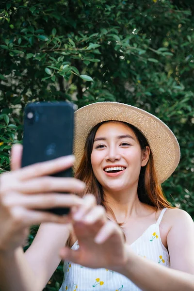 Bela Ásia Mulher Desgaste Chapéu Branco Vestido Tomando Selfie Viagem — Fotografia de Stock