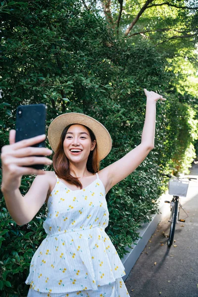 Bela Ásia Mulher Desgaste Chapéu Branco Vestido Tomando Selfie Viagem — Fotografia de Stock