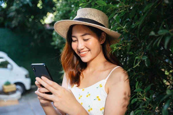 Alegre Feliz Asiático Mulher Usar Chapéu Conversando Com Smartphone Livre — Fotografia de Stock