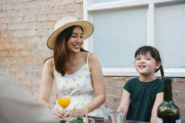 Asiático Mãe Filha Desfrutar Jantar Juntos Restaurante — Fotografia de Stock