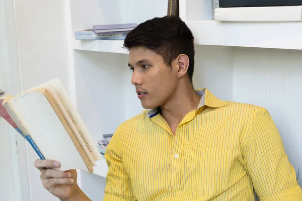 Asijský Muž Žluté Ležérní Tričko Čtení Knihy Knihovně — Stock fotografie