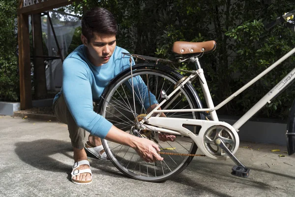Hombre Asiático Camisa Casual Azul Fijación Reparación Bicicleta Rota —  Fotos de Stock