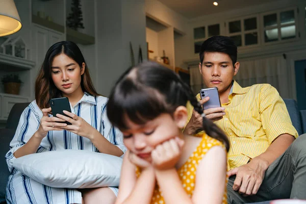 Asian Little Girl Being Ignore Her Parents Home Social Addict — Stock Photo, Image
