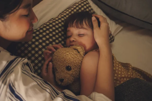 Ibu Asia Melihat Anaknya Tidur Dan Memeluk Boneka Beruang Tempat — Stok Foto