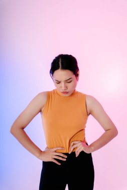 Belinde yağ sorunu olan Asyalı bir kadın. Şişman ya da formda.