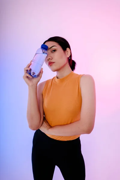 Retrato Joven Deporte Saludable Mujer Asiática Con Botella Agua Aislada — Foto de Stock