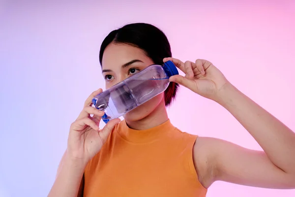 Retrato Joven Deporte Saludable Mujer Asiática Con Botella Agua Aislada —  Fotos de Stock