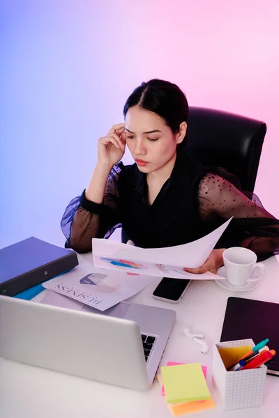 Asiatische Geschäftsfrau Mit Schwarzen Haaren Liest Papier Büro — Stockfoto