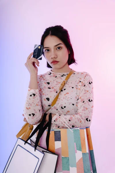 幸せなアジアの女性黒髪クレジットカードで買い物をお楽しみください ショッピングバッグ Mock Design — ストック写真