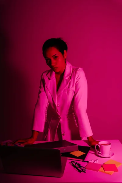 Retrato Mujer Asiática Negocios Escritorio Trabajo Luz Neón Rojo —  Fotos de Stock