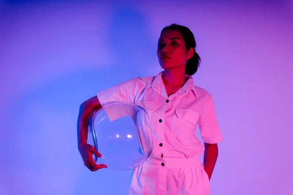 Portret Van Aziatische Vrouw Astronaut Met Ruimte Helm Neon Licht — Stockfoto