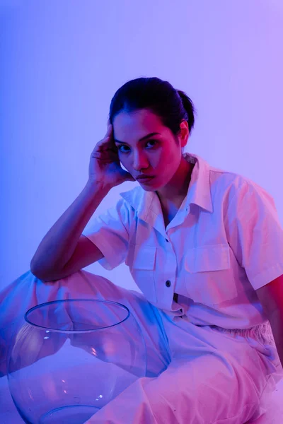 Retrato Astronauta Asiática Mujer Con Casco Espacial Luz Neón — Foto de Stock