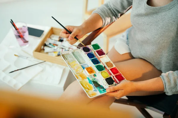 Artista Femenina Profesional Que Utiliza Pintura Paleta Colores Sobre Lienzo — Foto de Stock