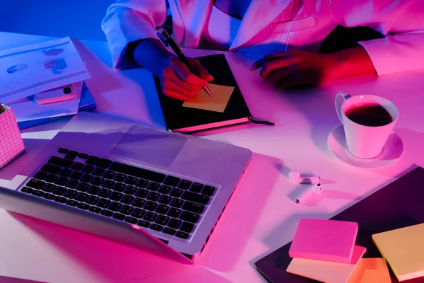 Üst Manzara Kadını Dizüstü Bilgisayarı Kitabı Kahvesi Telefonu Neon Renkli — Stok fotoğraf