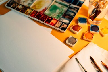 Üst görünüm - Kağıt ve boya malzemeleriyle çalışan sulu boya sanatçısı.