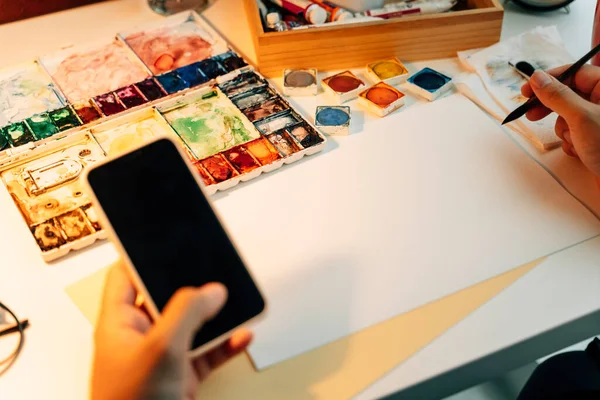 Vista Superior Escritorio Trabajo Artista Acuarela Con Maqueta Papel Smartphone —  Fotos de Stock