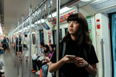 Asyalı Taylandlı sırt çantalı kadın metroyla Bangkok 'a seyahat ediyor..
