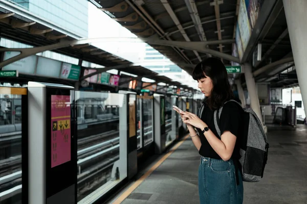 Junge Asiatische Thailänderin Benutzt Smartphone Beim Warten Auf Zug Bahnsteig — Stockfoto