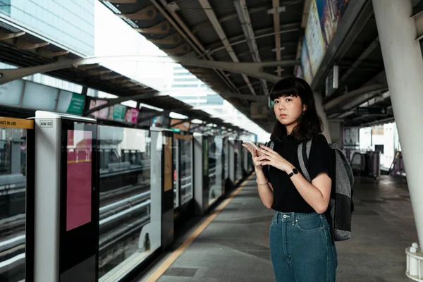 Jovem Mulher Tailandesa Asiática Usando Smartphone Enquanto Espera Por Trem — Fotografia de Stock