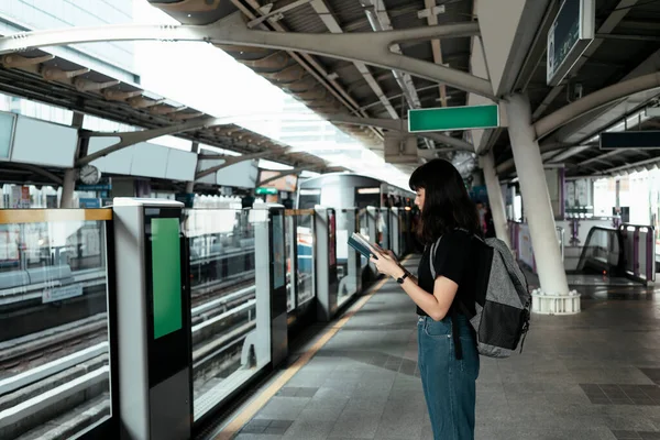 Sideview Joven Tailandesa Asiática Leyendo Libro Esperando Tren Estación Tren — Foto de Stock