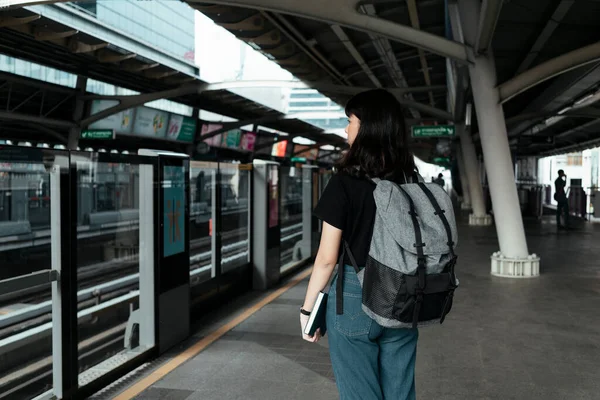 Joven Tailandesa Asiática Viajando Mochilero Sosteniendo Libro Esperando Tren Plataforma — Foto de Stock