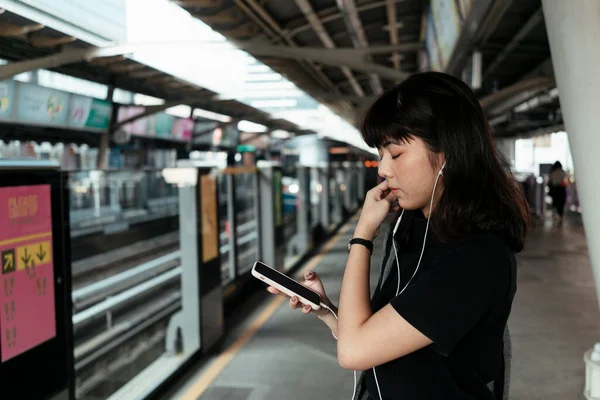 Wanita Asia Thai Muda Mendengarkan Musik Dengan Earphone Dari Smartphone — Stok Foto