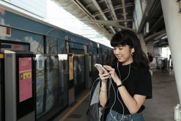 Молодая Азиатская Тайка Слушает Музыку Наушников Смартфона Ждет Поезда Железнодорожной — стоковое фото