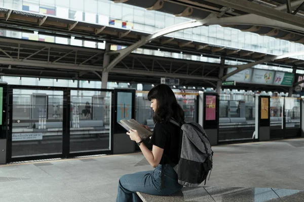 Joven Tailandesa Asiática Sentada Una Playa Estación Tren Leyendo Libro — Foto de Stock