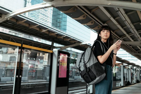 Молода Туристична Жінка Залізничному Вокзалі Чекає Поїзд Подорожує Допомогою Мобільного — стокове фото