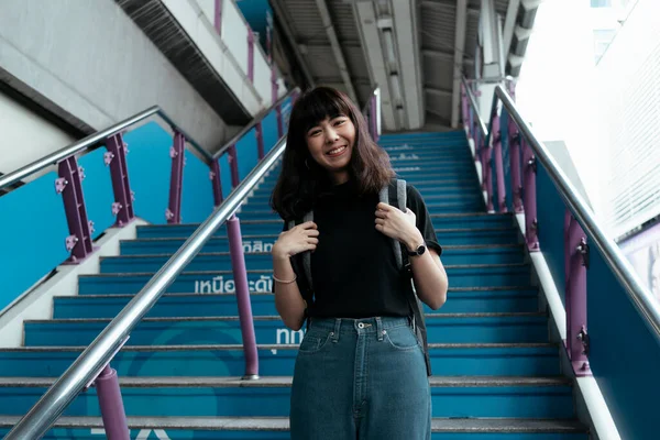 Азійка Підліток Йде Синіх Сходах Залізничній Платформі Бангкоку Тайська Жінка — стокове фото