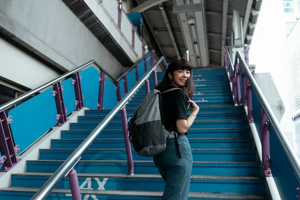 Mulher Asiática Adolescente Andando Escada Azul Plataforma Estação Ferroviária Cidade — Fotografia de Stock