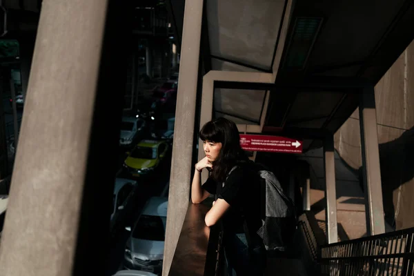 Азійська Жінка Новачок Подорожує Містом Під Час Заходу Сонця Красива — стокове фото