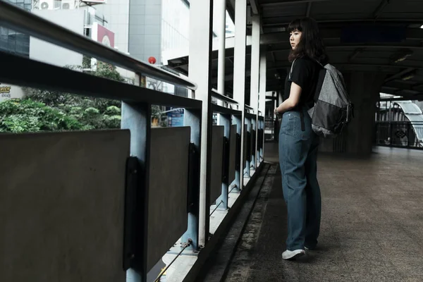 Азійська Жінка Рюкзак Яка Ходить Вулиці Бангкоку — стокове фото