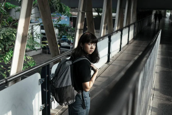 Asiático Tailandês Mochileiro Mulher Andando Rua Cidade — Fotografia de Stock