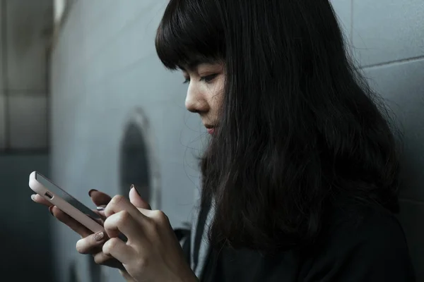 Закрийте Азіатську Смартфон Жінки Рюкзаком Місті Подорожує Бангкоку Смартфоном — стокове фото