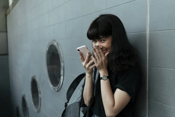 Mulher Tailandesa Asiática Alegre Mochileiro Usando Smartphone Cidade Viajar Banguecoque — Fotografia de Stock