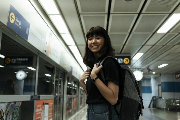 Alegre Ásia Tailandês Mochileiro Mulher Viajando Por Trem Metro — Fotografia de Stock